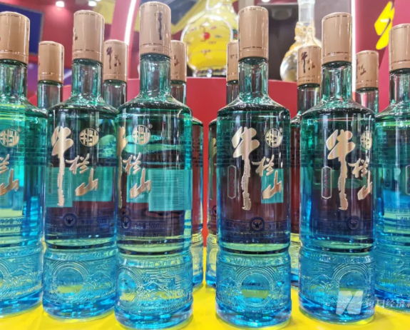 将进酒•观察丨酒业新局 今年市场规模将超1500亿元 光瓶酒赛道战火升级 单纯低价不再是“杀手锏”